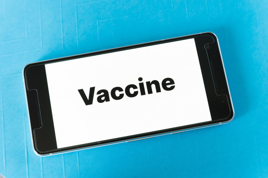 Foto: Telefon mit Text "Vaccine"