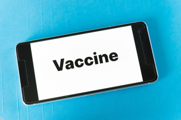 Foto: Telefon mit Text "Vaccine"