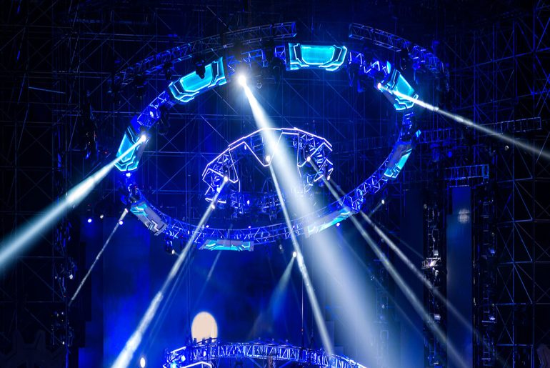 Scheinwerfer leuchten einen großen Bereich von oben aus als Symbol für Kubernetes-Sicherheit