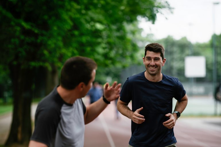 Zwei gute Freunde beim gemeinsamen Jogging