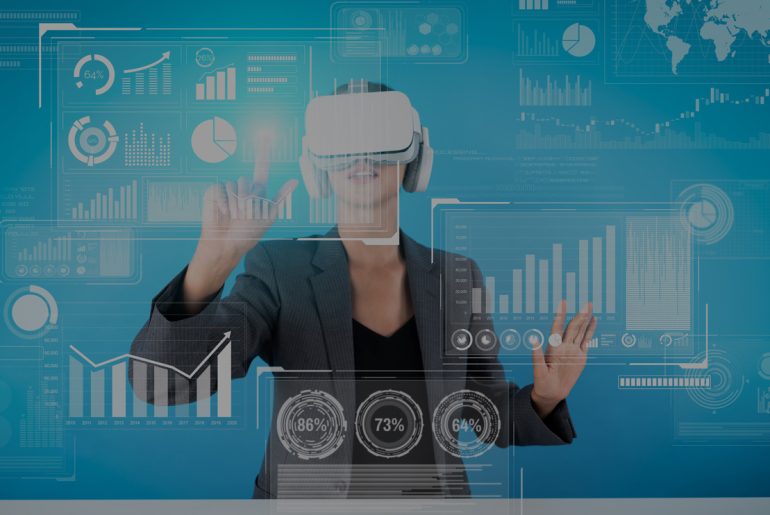Eine Frau in Business-Kleidung und VR-Brille arbeitet mit Analysen an einem virtuellen Screen