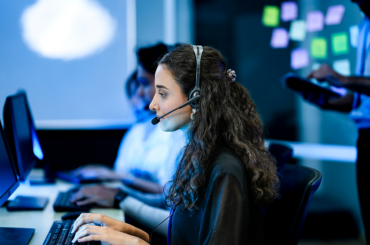 Junge Dame bei Rufbereitschaft im Callcenter
