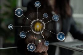 Eine Hand greift sichere Systeme zu